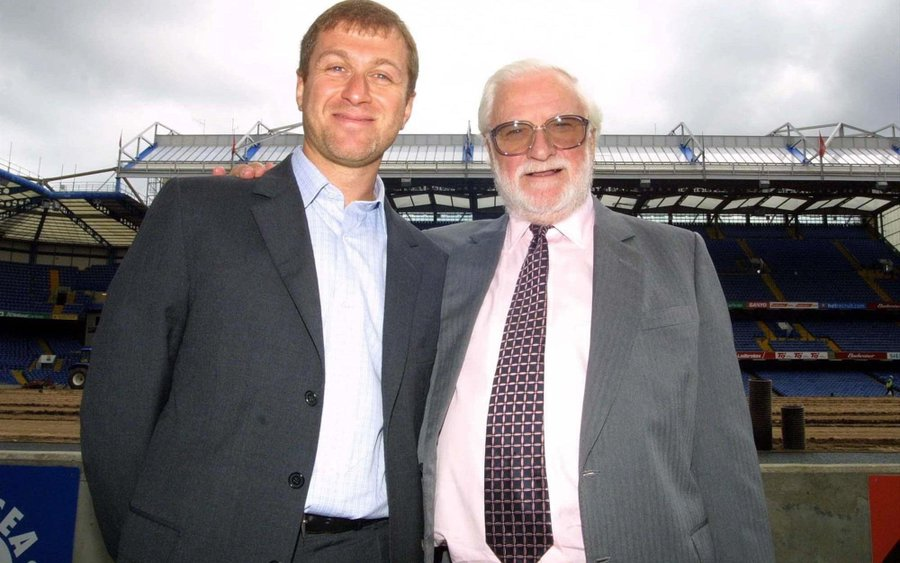 19 năm trước, doanh nhân trẻ Roman Abramovich trả cho tỉ phú Ken Bates 140 triệu bảng để sở hữu CLB Chelsea