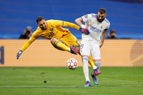 Benzema trong pha áp sát Donnarumma  để gỡ hòa 1-1 cho Real Madrid