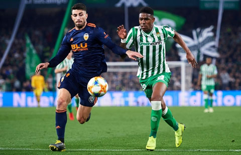 Betis (phải) gặp Valencia được coi là cặp đấu rất cân bằng ở trận chung kết Cúp Nhà Vua 2021/22