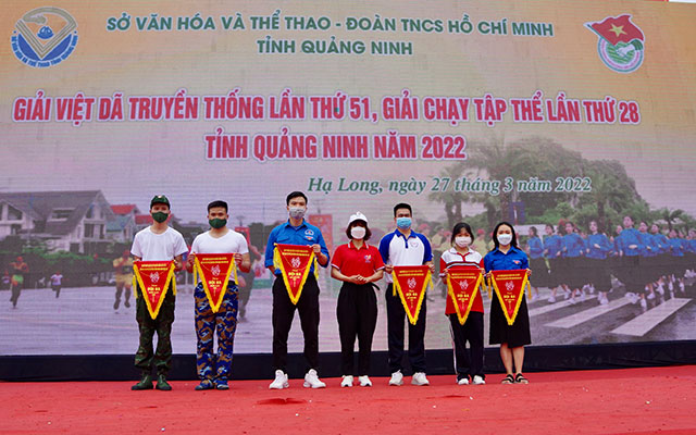 Đại diện tuổi trẻ Lữ đoàn 170 nhận giải Ba