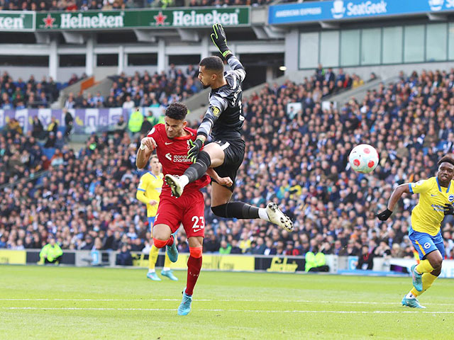 Diaz (trái) trong pha đánh đầu vào lưới Bringhton mở tỷ số cho Liverpool 