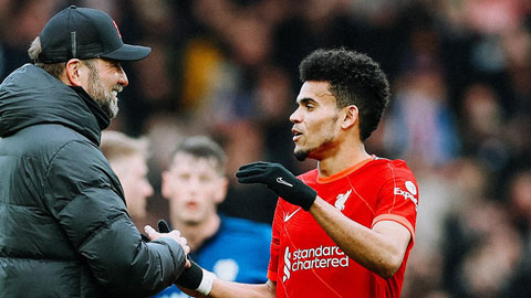 Liverpool của HLV Juergen Klopp đang mạnh hơn với những sự bổ sung như Luis Diaz (phải)