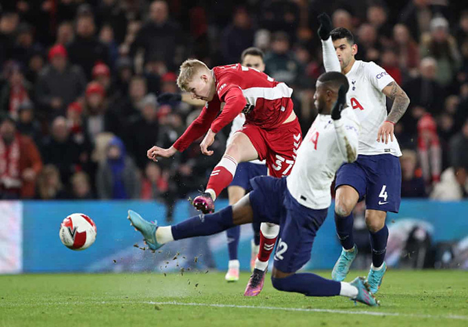 Coburn nã đại bác ghi bàn duy nhất cho Tottenham