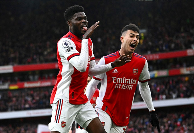 Partey đóng góp 1 bàn giúp Arsenal đánh bại Leicester City 2-0