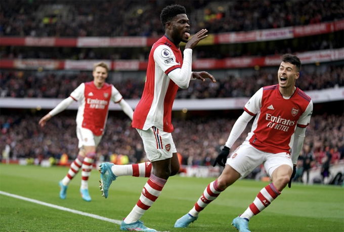 Partey ghi dấu ấn ở cả hai bàn thắng của Arsenal