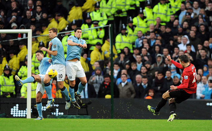 Van Persie ghi bàn mang về chiến thắng 3-2 đầy kịch tính cho MU năm 2012