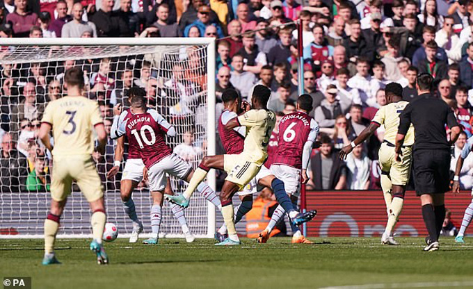 Saka ghi bàn thắng thứ 2000 cho Arsenal