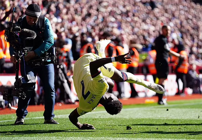 Saka ăn mừng bàn thắng ghi được vào lưới Aston Villa