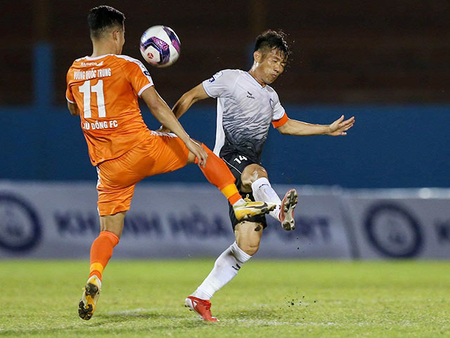 Tấn Tài (phải) tung hoành tại V.League 