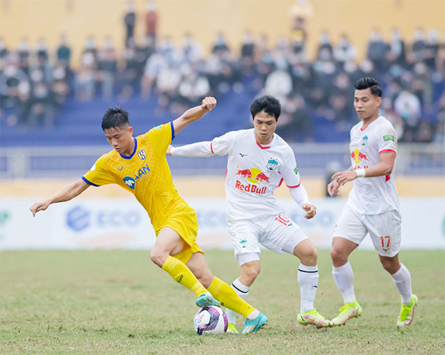 Phan Văn Đức tự tin đi bóng trong vòng vây của các cầu thủ HAGL tại vòng 3 V.League 2022 - Ảnh: CTV