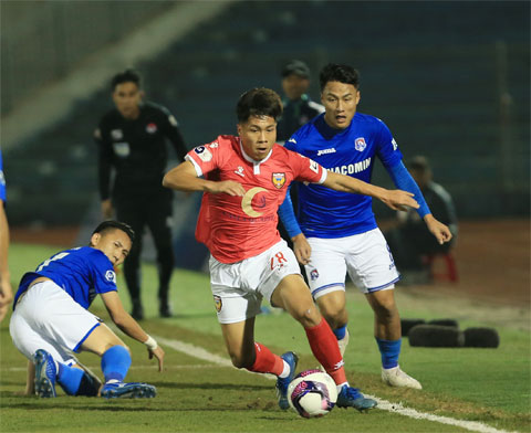 Văn Vĩ (áo sáng) tung hoành tại V.League trong màu áo HL Hà Tĩnh Ảnh: ĐỨC CƯỜNG