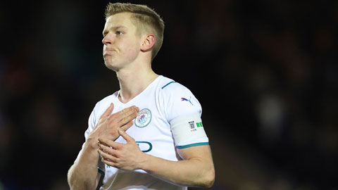 Zinchenko đeo băng thủ quân Man City trước Peterborough