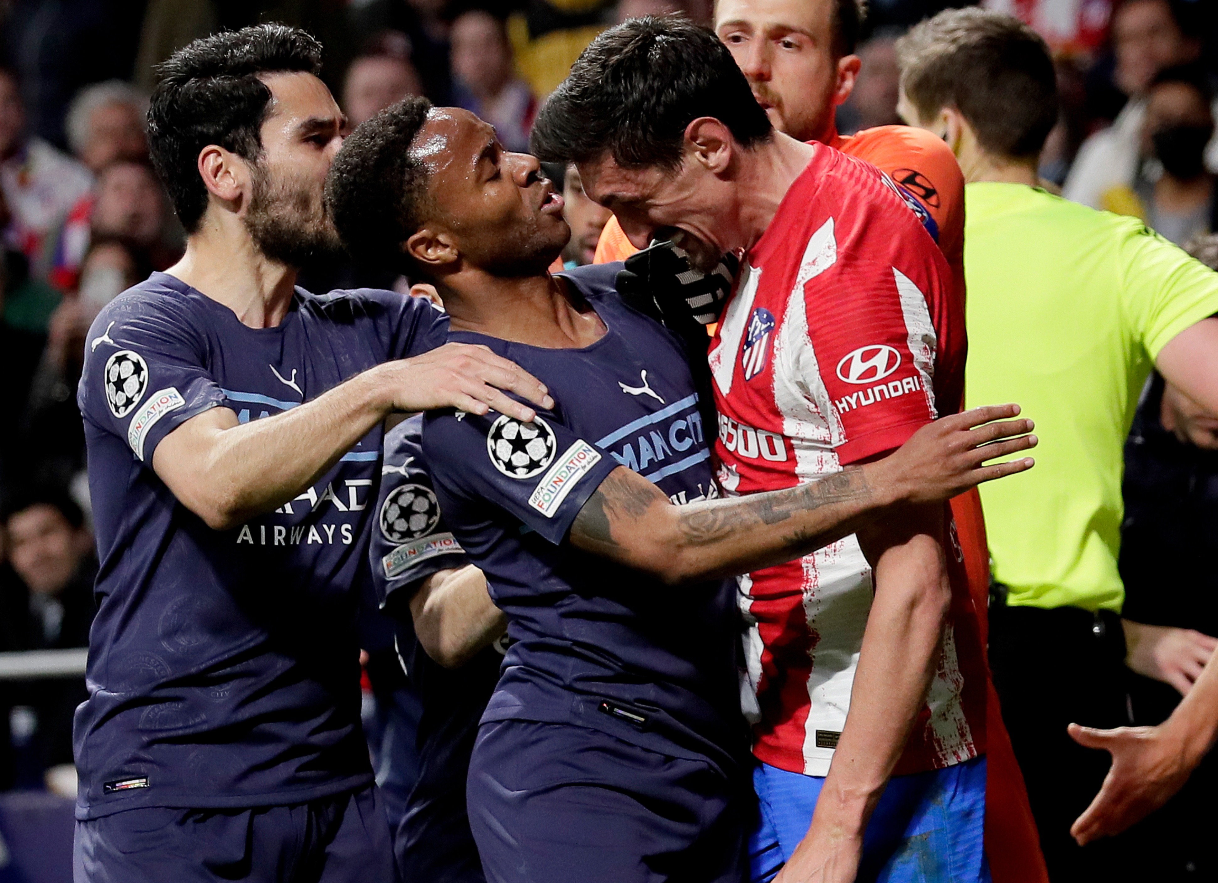 Savic húc đầu vào Raheem Sterling