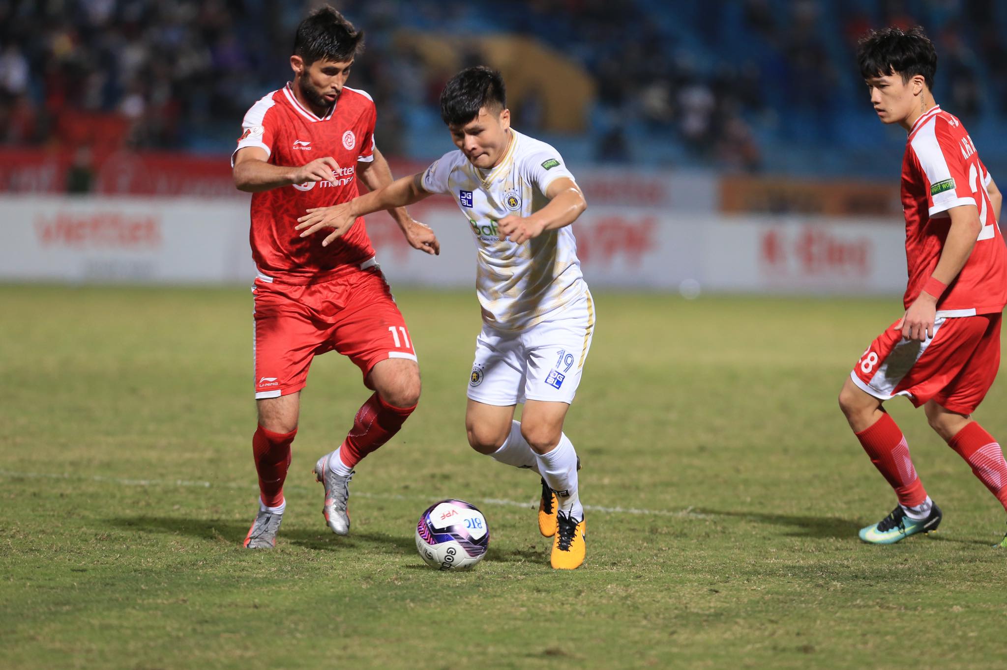 Quang Hải đá trận cuối cùng trong màu áo của Hà Nội FC ở sân chơi V.League - Ảnh: Đức Cường