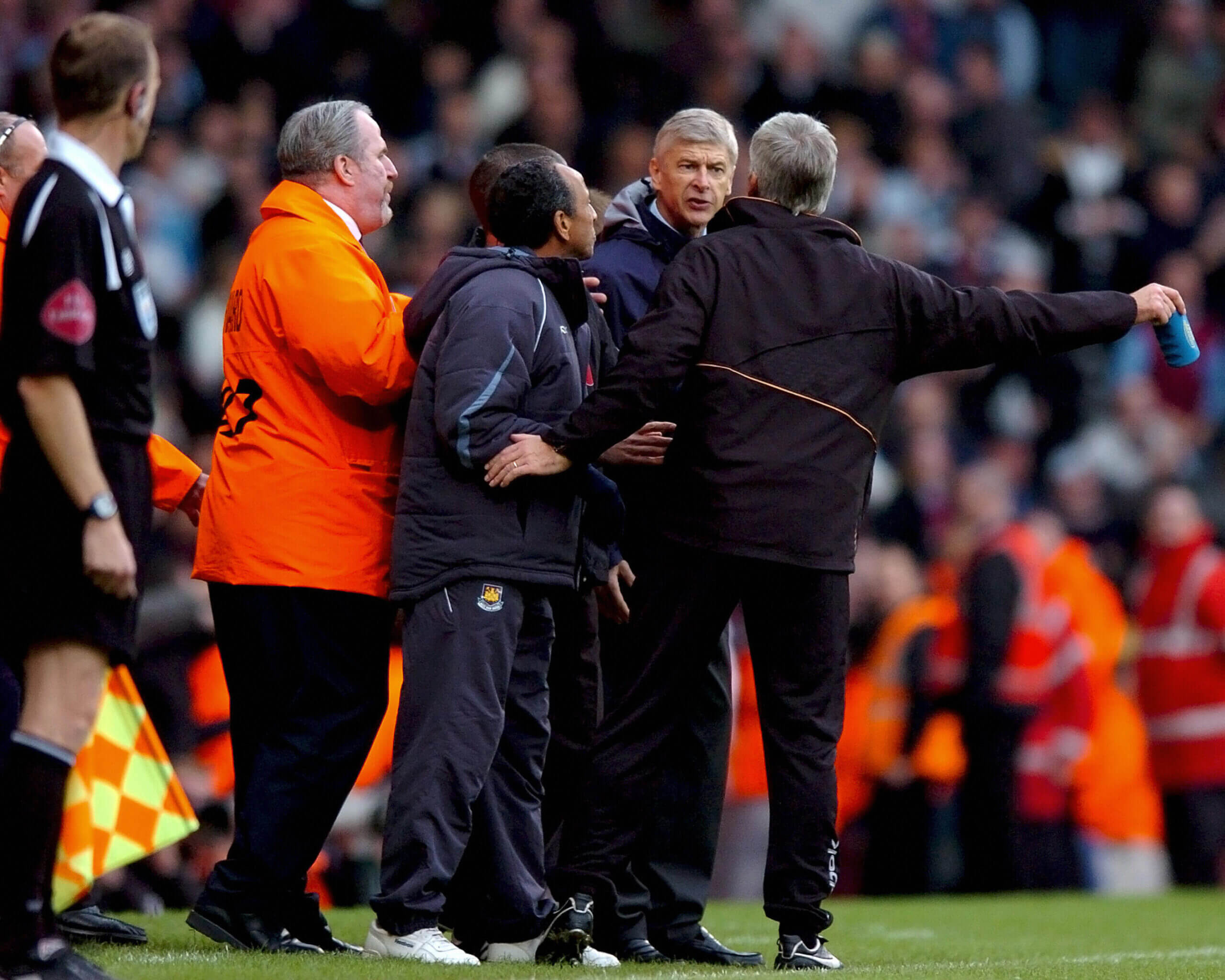 Giáo sư Arsene Wenger lại tiêu biểu cho trường phái Thiền Sư, cho dù HLV này cũng đã đôi lần đấm nhau với đồng nghiệp trên sân