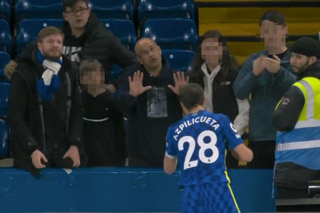 Azpilicueta cãi tay đôi với fan Chelsea