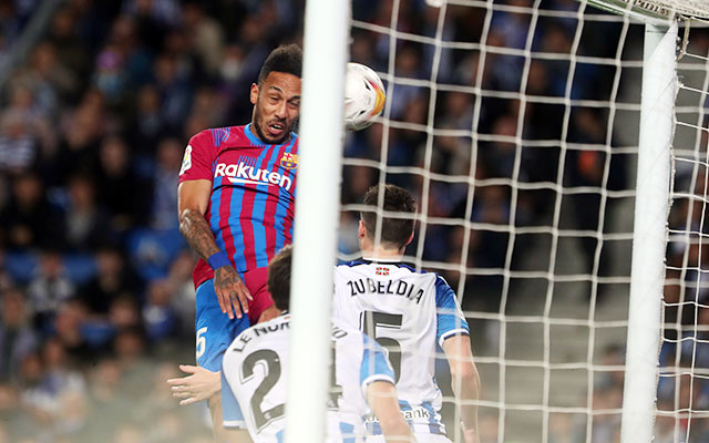 Cả trận gặp Sociedad, Barca chỉ có đúng 1 cú sút trúng đích là pha đánh đầu ghi bàn của Aubameyang (ảnh)