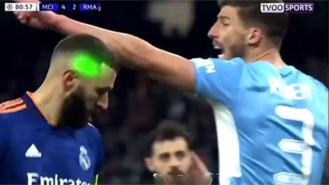 Benzema bị fan Man City chơi xấu trước khi ghi bàn kiểu panenka