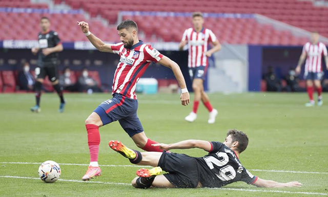 Atletico (trên) đang rất khát khao chiến thắng