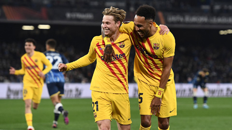 Frenkie de Jong (trái) đang được M.U theo đuổi