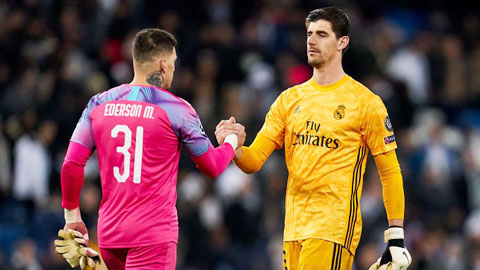 Cuộc so tài  giữa hai 'hậu vệ' Ederson và Courtois