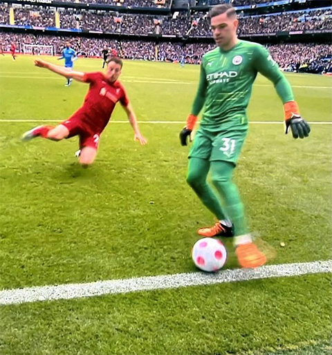 Ederson phá bóng ngay trên vạch vôi