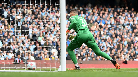 Ederson suýt đá phản lưới nhà trước sức ép của Liverpool