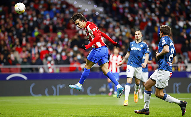 Joao Felix bay người đánh đầu mở tỷ số cho Atletico vào lưới Alaves ở vòng đấu gần nhất của La Liga