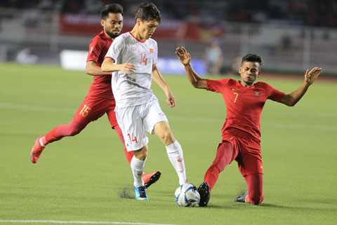 Cầu thủ U23 Indonesia nỗ lực cản phá Hoàng Đức tại chung kết SEA Games 30  	Ảnh: Đức Cường