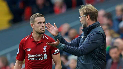 HLV Klopp đang chỉ dẫn chiến thuật cho Henderson