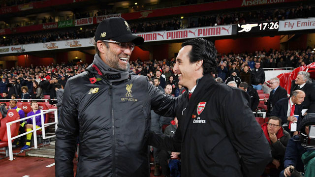 Klopp (trái) bắt tay người đồng nghiệp Emery sau một trận đấu tại Premier League