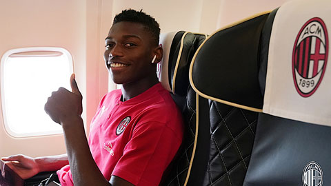 Rafael Leao trên đường rời Milan