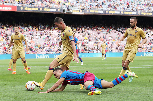 Barca (áo sọc) sẽ có một trận đấu không hề dễ dàng trên sân của Levante