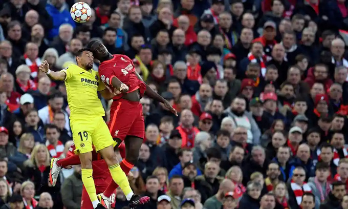 Liverpool đang có 1 trung vệ đá ở Ngoại hạng Anh và 1 ở Champions League