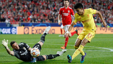 Luis Diaz (phải) vừa ghi bàn vừa kiến tạo trong trận đấu với Benfica