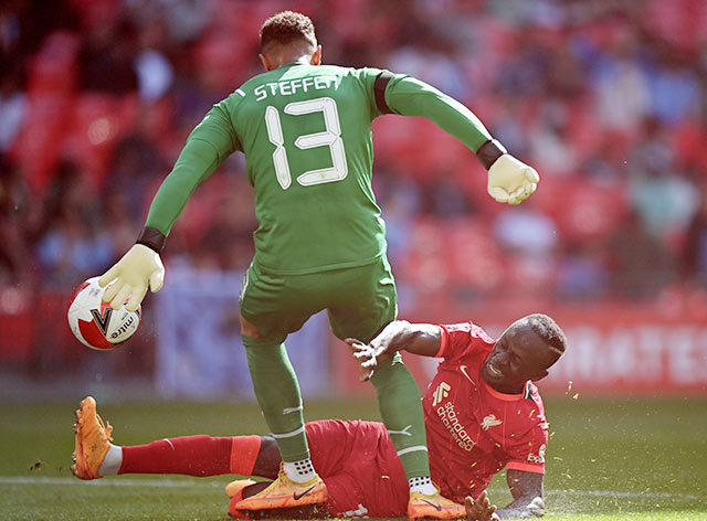 Mane tận dụng sai lầm của thủ thành Zack Steffen để ghi bàn vào lưới Man City tại trận bán kết FA Cup cuối tuần qua