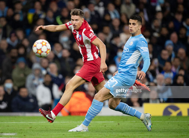 Sau trận lượt đi, các cầu thủ Man City quá hiểu sự nguy hiểm và thể lực phi phàm của Marcos Llorente (trái) bên phía Atletico