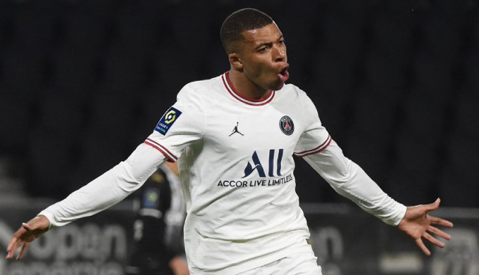 Mbappe lại tỏa sáng với cú đúp