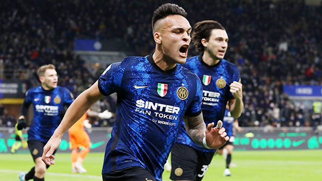 Đồng loạt nổ súng ở vòng này, các tiền đạo của Inter và Milan khiến cuộc đua Scudetto trở nên hấp dẫn hơn