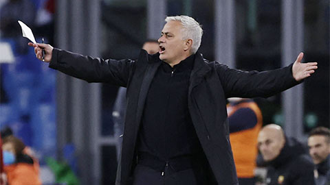 Hết đặc biệt, Mourinho vẫn là người phán xử