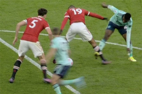 VAR cho rằng Iheanacho đã phạm lỗi với Varane