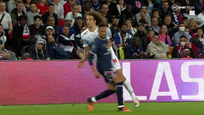 Neymar cho rằng Guendouzi đã ăn vạ