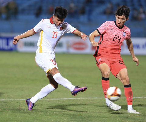 Văn Tùng (trái) đang khát khao thể hiện mình tại SEA Games 31	Ảnh: Đức Cường