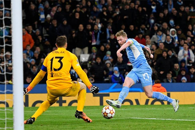 De Bruyne đánh bại Oblak bằng cú dứt điểm chéo góc