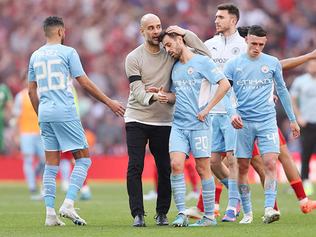 HLV Pep Guardiola động viên các học trò sau thất bại trước Liverpool