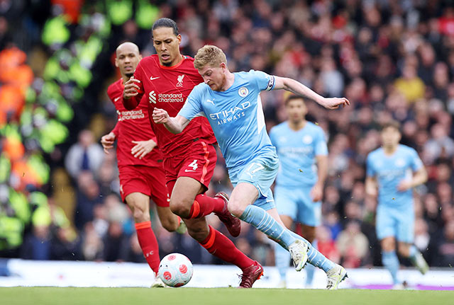 Man City (áo sáng) vẫn chỉ hơn Liverpool 1 điểm