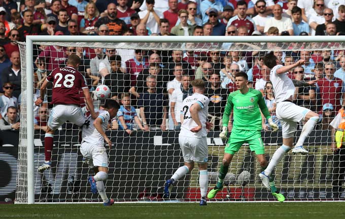 Soucek ghi bàn nhưng không thể giúp West Ham ngược dòng đánh bại Burnley