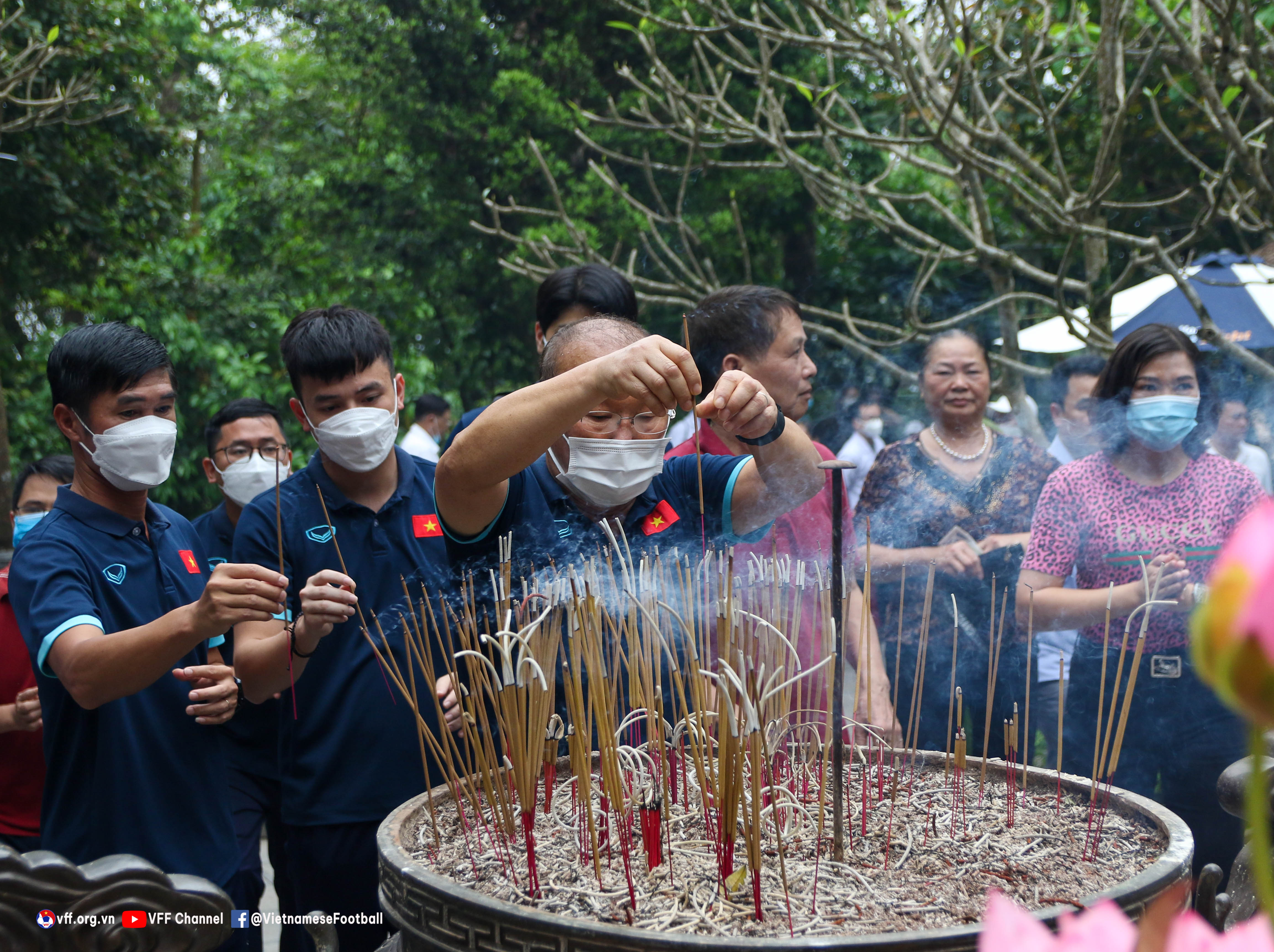 HLV Park Hang Seo cùng BHL dâng hương tại Đền Hùng - Ảnh: VFF