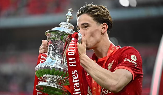 Kostas Tsimakos là người đá quả 11m quyết định giúp Liverpool đăng quang