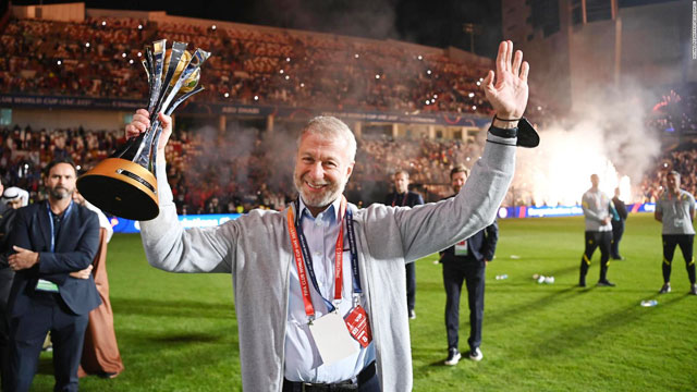 Tỷ phú Abramovich nâng cúp FIFA Club World Cup, chức vô địch gần nhất của Chelsea